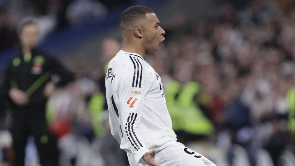 Kylian Mbappé, do Real Madrid, comemora um gol durante a partida da La Liga 2024/25 entre Real Madrid e Sevilla no Estádio Santiago Bernabéu. (Foto: IMAGO / Guillermo Martinez)