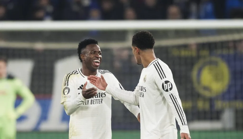 Vini Jr. e Bellingham se cumprimentando em Atalanta x Real Madrid (IMAGO / Nicolo Campo)