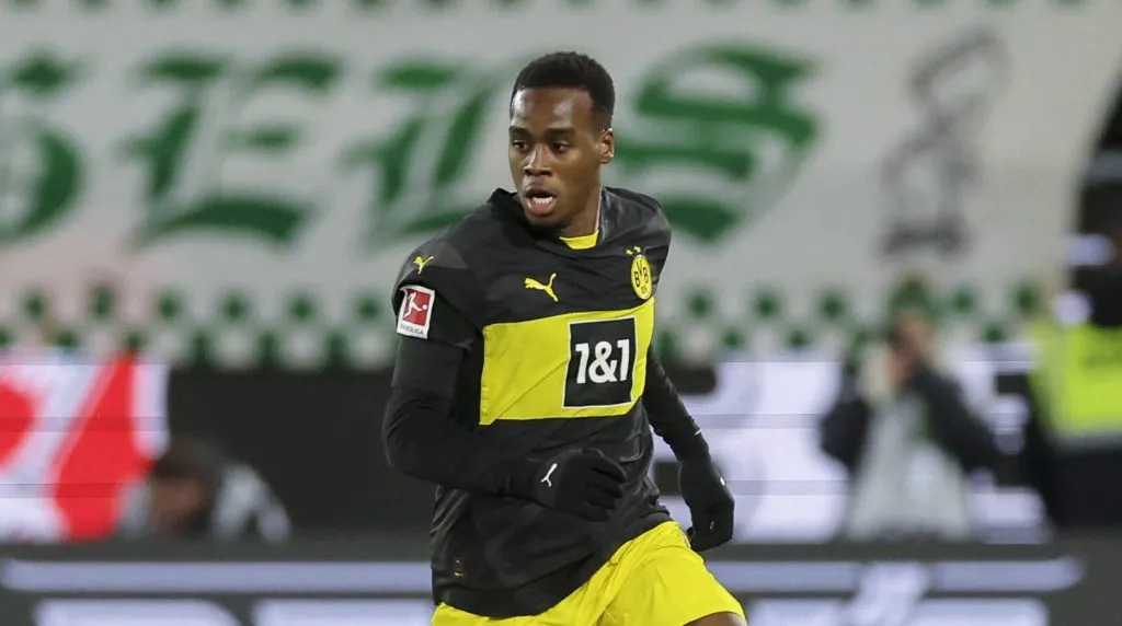 Gittens conduzindo a bola pelo Borussia Dortmund contra o Wolfsburg (IMAGO / DeFodi Images)
