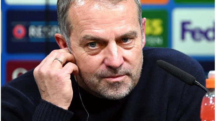 Hansi Flick em coletiva de imprensa do Barcelona
