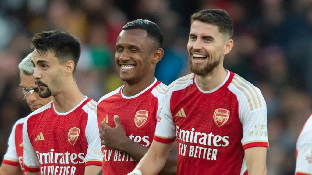 Jorginho e Marquinhos após partida do Arsenal (Foto: IMAGO / Action Plus)
