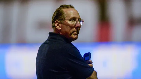 John Textor antes da partida contra o Vitoria no estádio Barradão