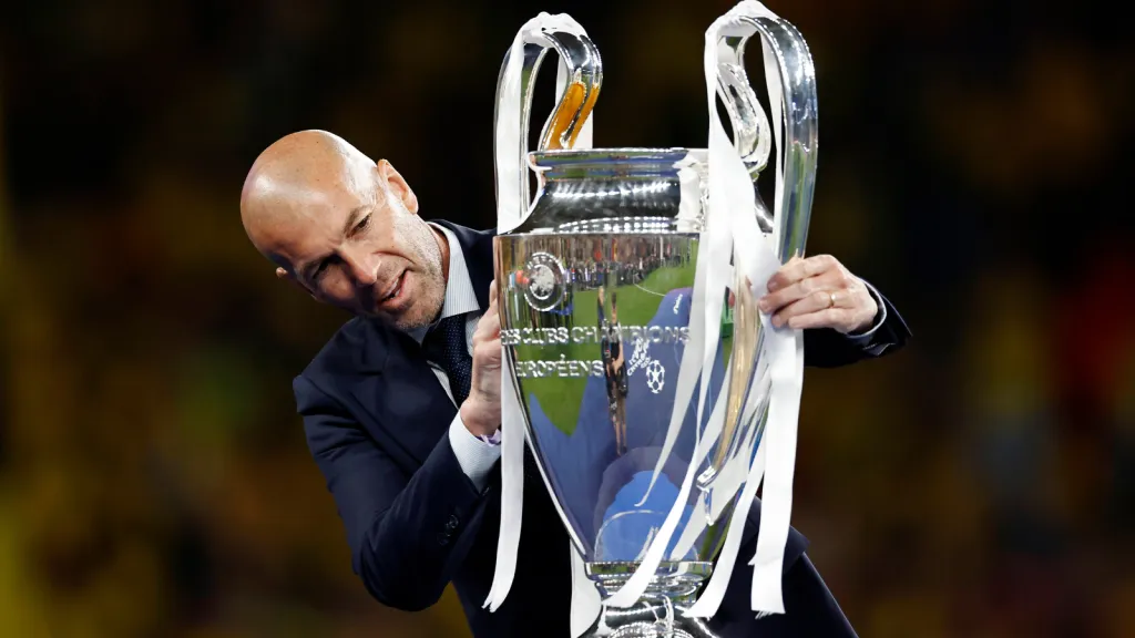 Zinédine Zidane com o troféu da Champions League (Foto: IMAGO / ANP)