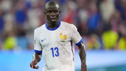 N’Golo Kanté volante durante jogo da Seleção