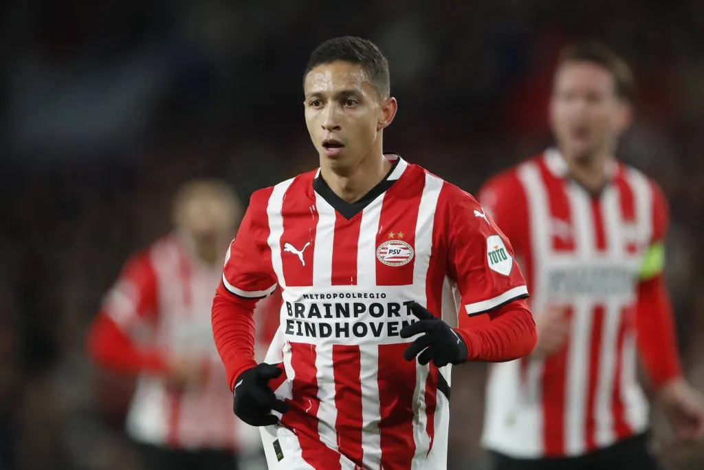 Mauro Júnior em ação pelo PSV, da Holanda. Corinthians recebeu notícia animadora para contratar o lateral brasileiro de 25 anos. Foto: IMAGO / ANP