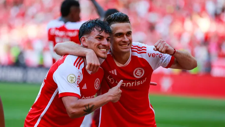 Borré jogador do Internacional comemora com Bernabéi vitória contra o Grêmio no estádio Beira-Rio