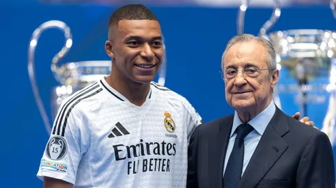 Kylian Mbappé junto com o presidente do Real Madrid Florentino Pérez