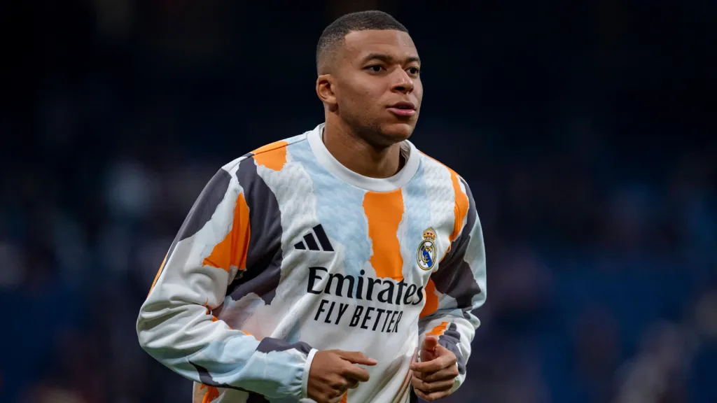 Kylian Mbappé durante aquecimento no Real Madrid (Foto: IMAGO / Alberto Gardin)