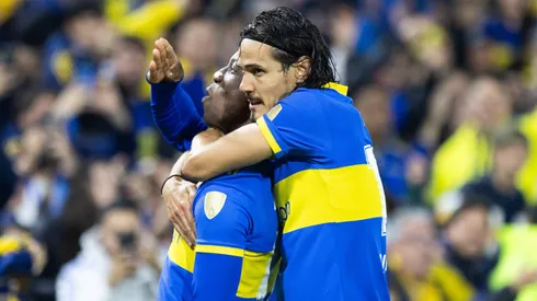 Cavani e Advincula comemoram gol pelo Boca Juniors