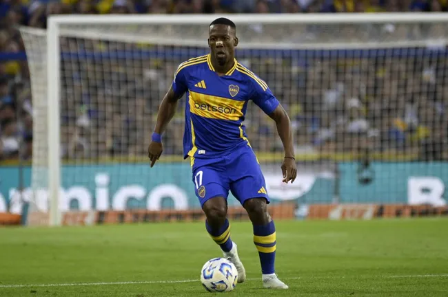 Luis Advincula em ação com a camisa do Boca Juniors. Foto: IMAGO / Nur
