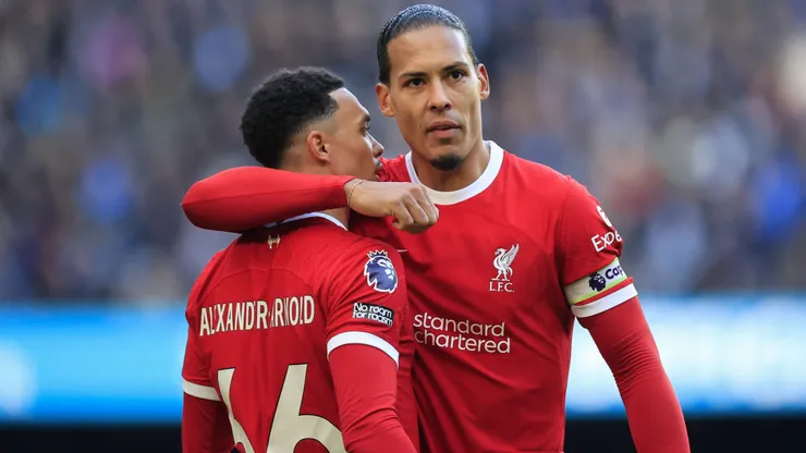 TAA e Van Dijk com a camisa do Liverpool.