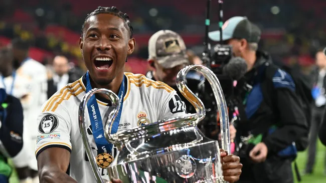 David Alaba com o troféu da Champions League (Foto: IMAGO / Sebastian Frej)