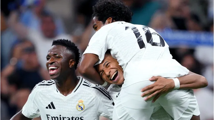 Vini Jr e Mbappé comemoram gol marcado.