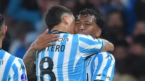 Jogadores do Racing comemoram gol na Argentina.