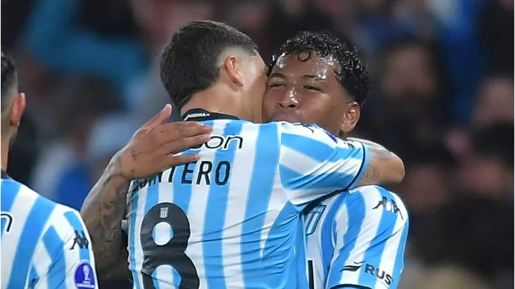 Jogadores do Racing comemoram gol na Argentina.