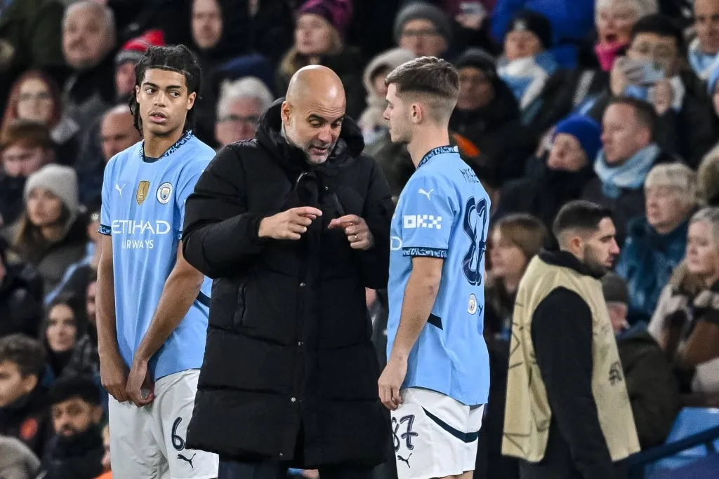 Guardiola conversa com McAtee no Manchester City: Foto: IMAGO /&nbsp;DeFodi Images