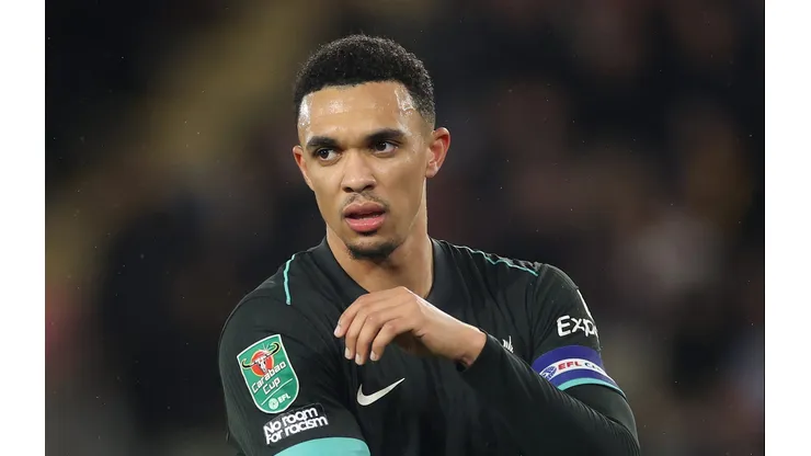 Trent Alexander-Arnold deve ficar no Liverpool (Photo by Michael Steele/Getty Images)