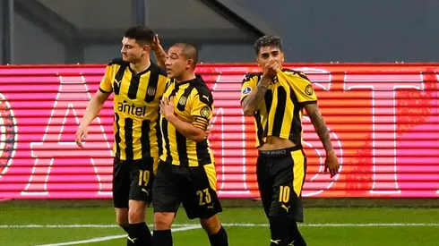 Facundo Torres comemorando gol contra o Sporting Cristal