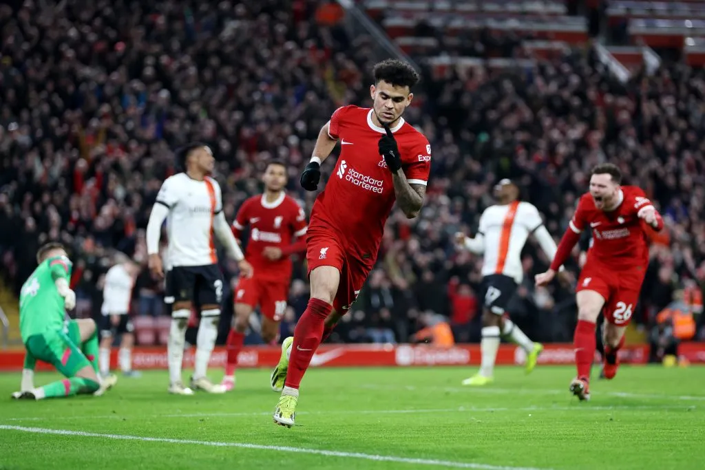 Luis Díaz enfrentando o Luton Town (Photo by Clive Brunskill/Getty Images)