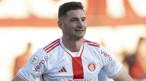 Lucas Alario com a camisa do Internacional.