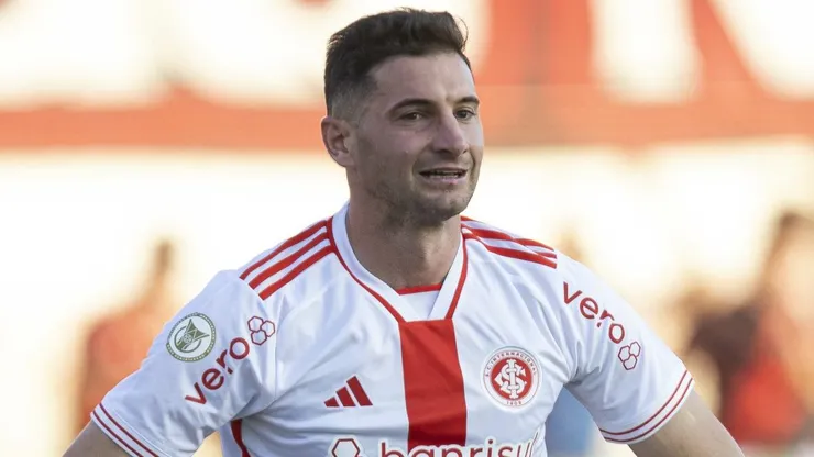 Lucas Alario com a camisa do Internacional.