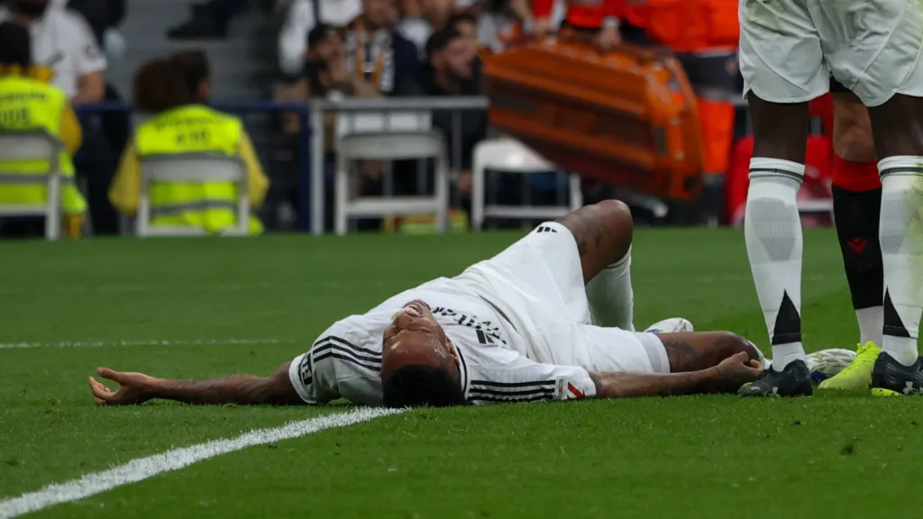 Momento em que Éder Militão sofre lesão pelo Real Madrid (Foto: IMAGO / SOPA Images)