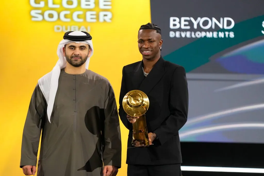 Vini Jr com o prêmio da Globe Soccer Awards. Foto: IMAGO / Samuello Images.