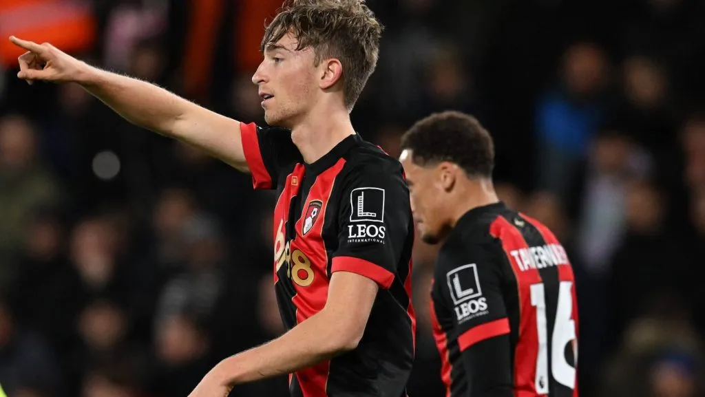 Dean Huijsen (2) do AFC Bournemouth celebra ao marcar o gol de abertura durante a partida da Premier League entre Bournemouth e Tottenham Hotspur no Vitality Stadium, em Bournemouth, Inglaterra, no dia 5 de dezembro de 2024.  (Foto: IMAGO / Pro Sports Images)