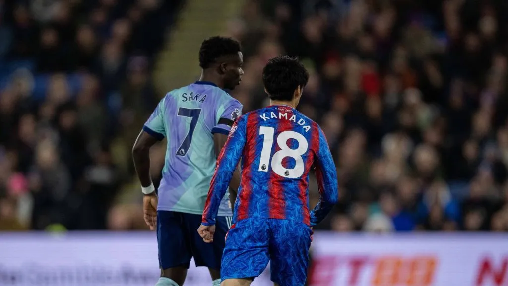 Saka sendo marcado por Kamada em jogo da Premier League (IMAGO / Sebastian Frej)