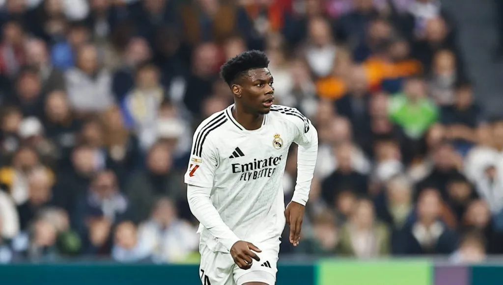 Tchouaméni conduzindo e bola em jogo do Real Madrid (IMAGO / AFLOSPORT)