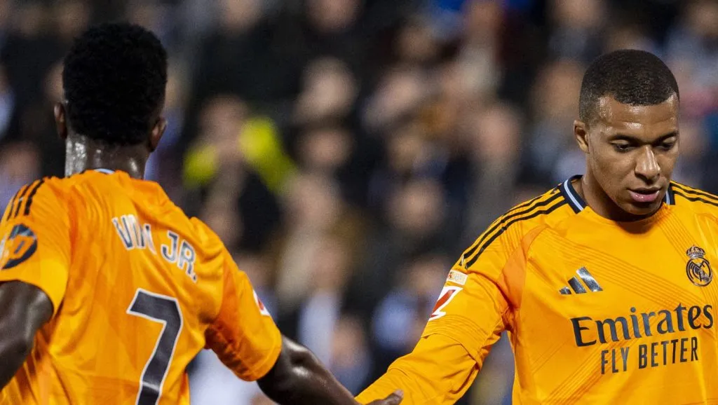 Vini Jr. cumprimentando Mbappé (IMAGO / Alberto Gardin)