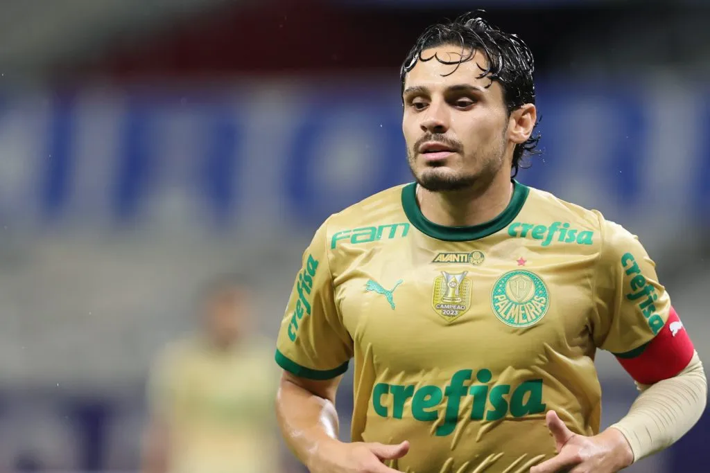 Cruzeiro avança por Veiga. Foto: Gilson Lobo/AGIF