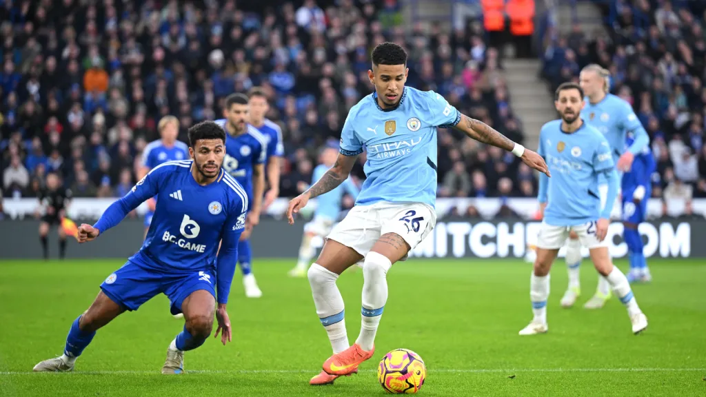Savinho na partida do Manchester City contra o Leicester (Photo by Michael Regan/Getty Images)