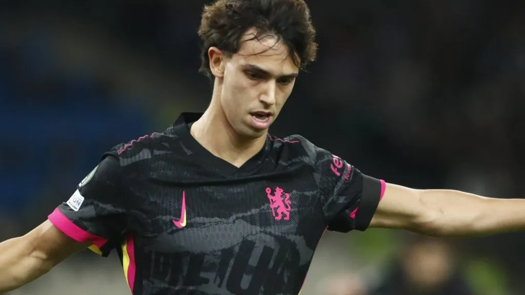 Joao Felix, do Chelsea, comemora com seus companheiros de equipe durante a partida da fase de grupos da UEFA Conference League entre Panathinaikos e Chelsea, realizada no Centro Olímpico de Atenas, em Atenas, Grécia, em 24 de outubro de 2024. (Foto: IMAGO / One Inch Productions)