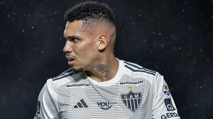 Paulinho jogador do Atlético-MG durante partida contra o Vasco no estádio São Januário