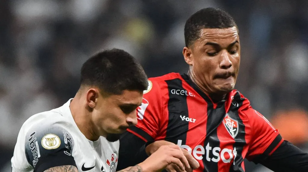 Léo Mana (Corinthians) em disputa com Janderson (Vitória) (IMAGO / Sports Press Photo)