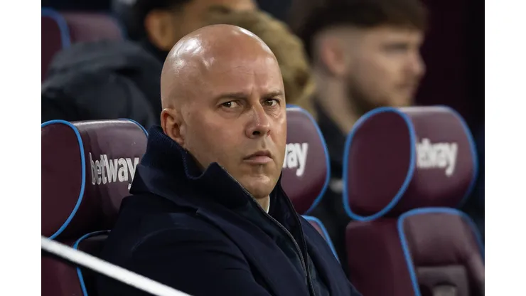 Arne Slot pode ter em seu elenco zagueiro cobiçado da Premier League - Foto: Imago