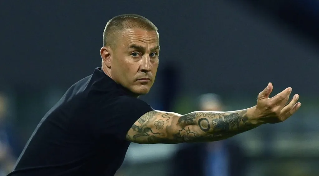 Cannavaro instruindo os jogadores do Frosinone (IMAGO / GribaudiImagePhoto)