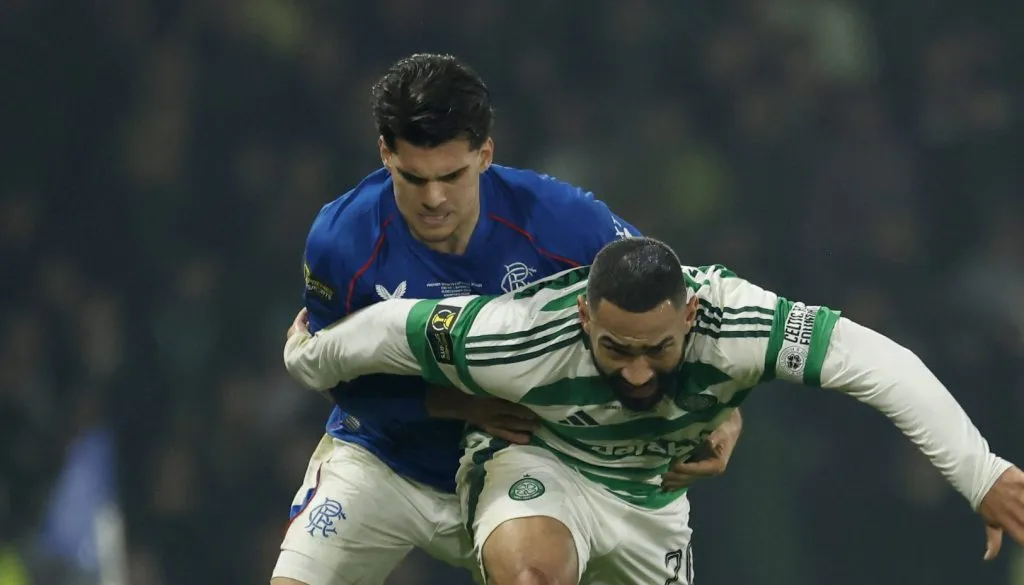 Carter-Vickers disputando a bola no clássico entre Celtics x Rangers 9IMAGO / Focus Images)