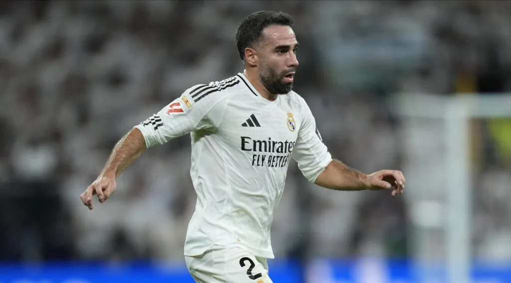 Carvajal conduzindo a bola pelo Real Madrid (IMAGO/ Pressinphoto)