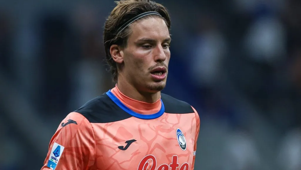 Marco Carnesecchi, da Atalanta BC, visto em ação durante a partida da Serie A 2024/25 entre FC Internazionale e Atalanta BC no Estádio Giuseppe Meazza, em Milão, Itália.  (Foto: IMAGO / Beautiful Sports)