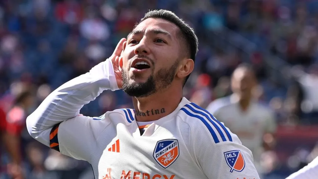 O meio-campista do FC Cincinnati, Luciano Acosta (10), reage à ação do jogo contra o New England Revolution durante o segundo tempo no Gillette Stadium em Foxborough, Massachusetts. (Foto: IMAGO / ZUMA Press Wire)