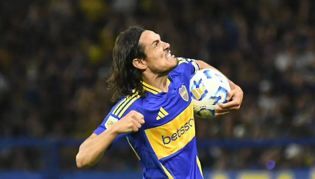 Cavani celebrando com a camisa do Boca Juniors (IMAGO / Photogamma)