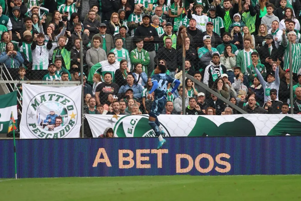 Tevis, do Cruzeiro, comemora seu único gol como profissional contra o Juventude no Brasileirão. Foto: Luis Felipe Amorin/AGIF