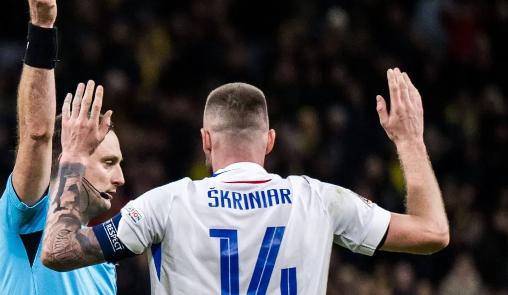 Milan Skriniar sendo advertido (IMAGO / Bildbyran)