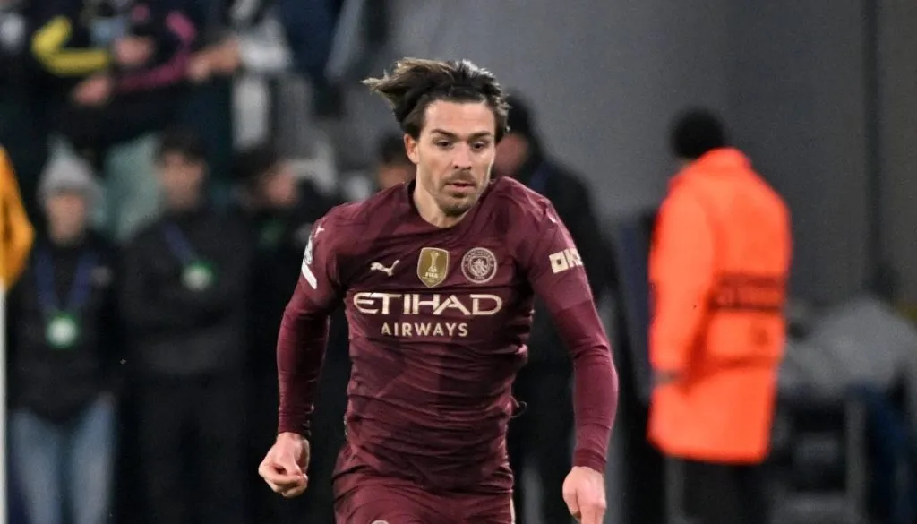 Jack Grealish conduzindo a bola (IMAGO / Buzzi)