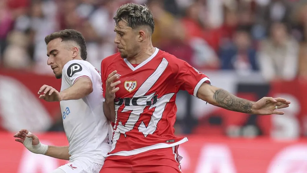 Andrei Ratiu, do Rayo Vallecano, e Adria Pedrosa, do Sevilla FC, durante a partida da La Liga EA Sports entre Sevilla FC e Rayo Vallecano, realizada no Estádio Ramón Sánchez Pizjuán em 24 de novembro de 2024, em Sevilha, Espanha. (Foto: IMAGO / Pressinphoto)