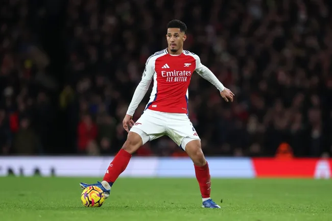 Saliba pelo Arsenal. (Photo by Alex Pantling/Getty Images)