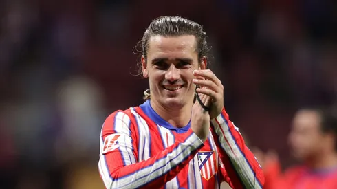 Aos 34 anos, Antoine Griezmann estende seu vínculo com o Atlético de Madrid, aceita redução salarial e diz não a propostas da MLS e do futebol saudita. Photo by Gonzalo Arroyo Moreno/Getty Images)