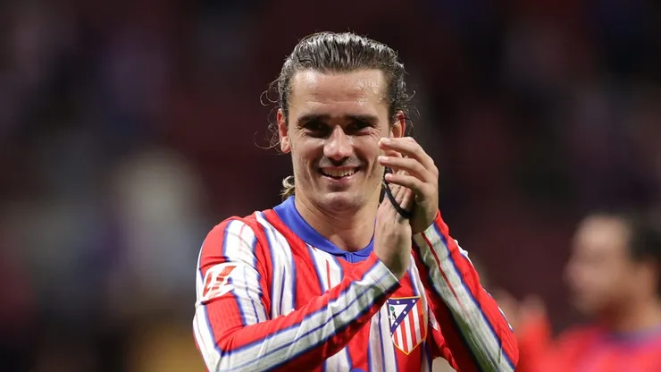 Aos 34 anos, Antoine Griezmann estende seu vínculo com o Atlético de Madrid, aceita redução salarial e diz não a propostas da MLS e do futebol saudita. Photo by Gonzalo Arroyo Moreno/Getty Images)
